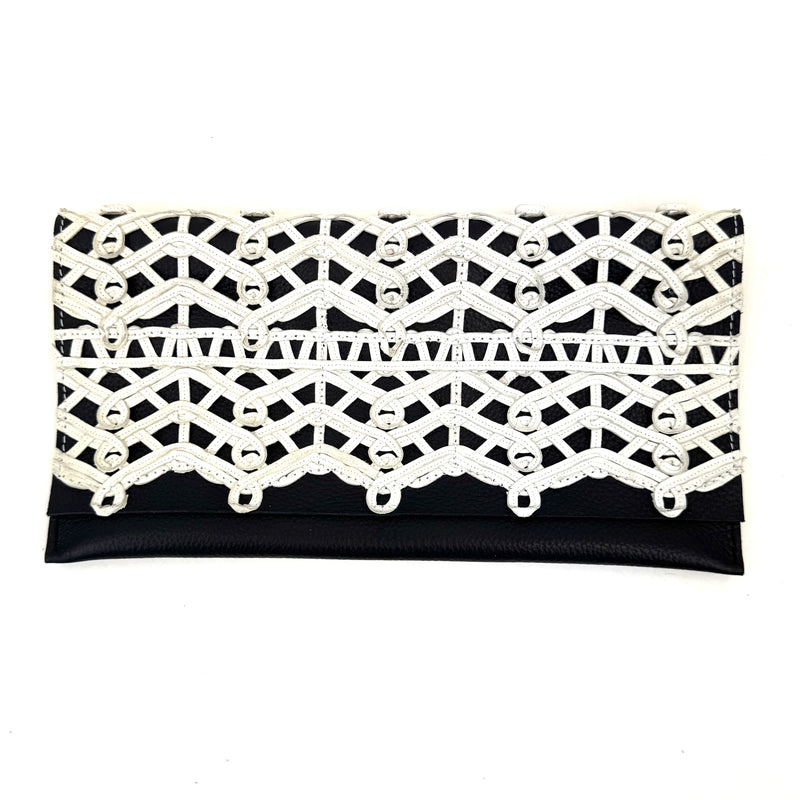 CARTERA DE MANO NEGRA CON PIEL TRENZADA