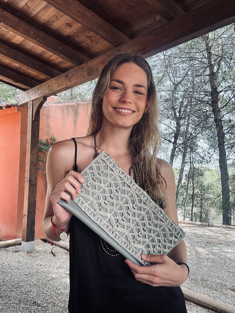 CARTERA DE MANO PIEL TRENZADA GRIS